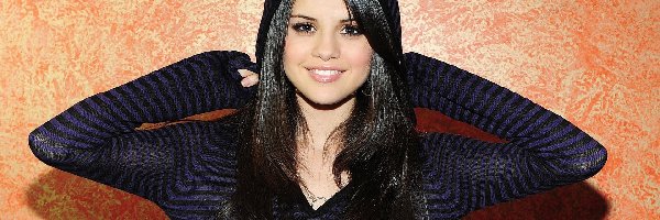 Selena Gomez, Uśmiechnięta