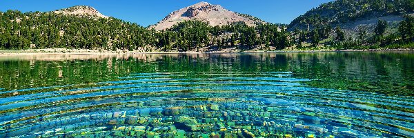 Park Narodowy Lassen Volcanic, Jezioro, Kamienie, Stan kalifornia, Stany Zjednoczone, Drzewa, Góry