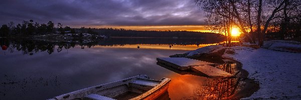 Łódki, Zachód słońca, Jezioro, Drzewa, Śnieg, Zima