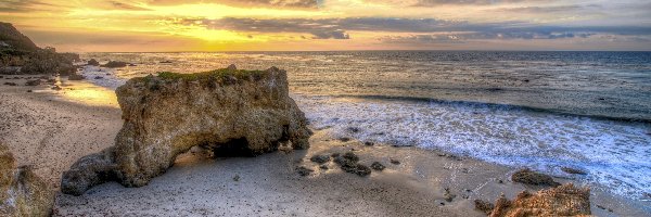 Chmury, Skały, Malibu, Stan Kalifornia, Stany Zjednoczone, Roślinność, Plaża, Morze, Wschód słońca