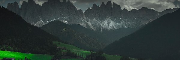 Góry, Kościół, Dolina Val di Funes, Dolomity, Włochy, Chmury, Ciemne, Domy, Masyw Odle