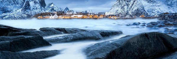 Morze, Góry, Wioska Sakrisøy, Lofoty, Norwegia, Zima, Kamienie