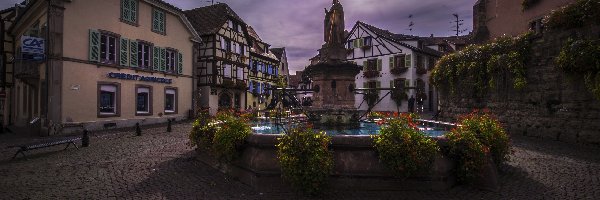 Francja, Domy, Eguisheim, Posąg świętego Leona, Fontanna