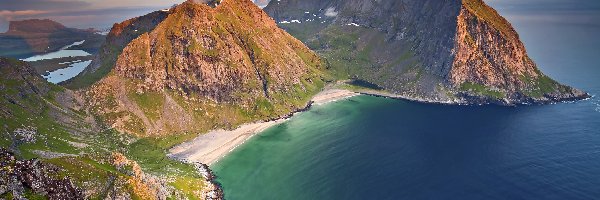 Morze, Wyspa Moskenesøya, Góry, Plaża Kvalvika, Lofoty, Norwegia