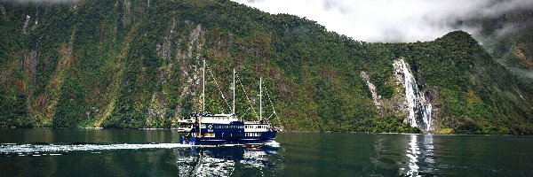 Góry, Statek, Wodospad Bowen Falls, Nowa Zelandia, Park Narodowy Fiordland