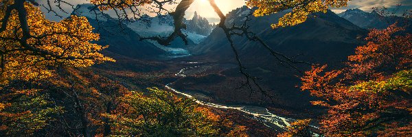 Szczyt Fitz Roy, Góry, Park Narodowy Los Glaciares, Patagonia, Argentyna, Promienie słońca, Rzeka Rio de las Vueltas, Jesień, Drzewa