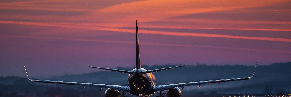 Zachód słońca, Pas startowy, Samolot pasażerski