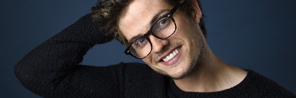 Mężczyzna, Aktor, Daniel Sharman, Okulary, Uśmiech