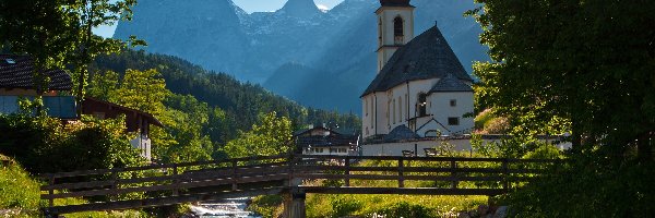 Rzeka, Drzewa, Mostek, Góry, Budynki