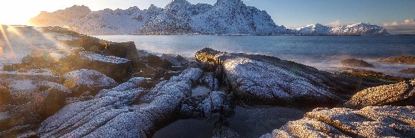 Góry, Lofoty, Promienie słońca, Skały, Gmina Flakstad, Vareid, Morze Norweskie, Norwegia, Wyspa Flakstadøya, Śnieg
