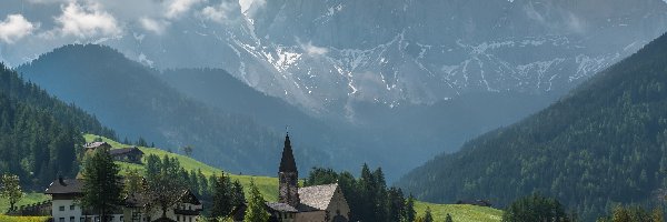 Drzewa, Dolomity, Domy, Chmury, Wieś Santa Maddalena, Góry, Lasy, Włochy, Dolina Val di Funes, Kościół