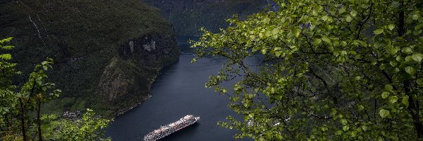 Norwegia, Góry, Fiord Geirangerfjord, Statek MS Koningsdam, Zachód słońca