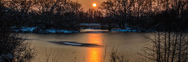 Jezioro, Zachód, Drzewa, Śnieg, Słońca