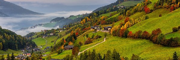 Chmury, Dolomity, Drzewa, Drogi, Mgła, Jesień, Domy, Góry