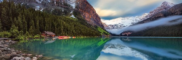 Kamienie, Prowincja Alberta, Mgła, Dom, Jezioro Lake Louise, Góry, Las, Kanada, Park Narodowy Banff, Chmury
