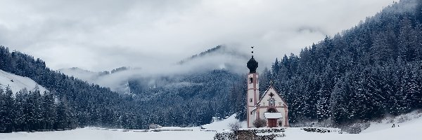 Zima, Włochy, Mgła, Rejon Trydent-Górna Adyga, Drzewa, Dolina Val di Funes, Dolomity, Las, Kościół św. Jana, Prowincja Bolzano, Góry