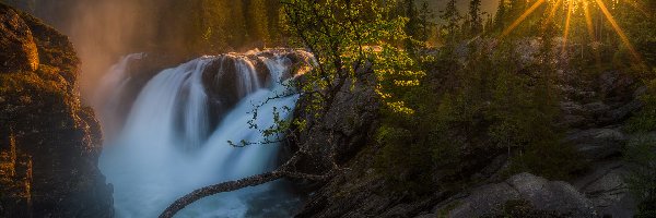 Promienie słońca, Wodospad Rjukandefossen, Skały, Gmina Hemsedal, Norwegia, Drzewa, Góry
