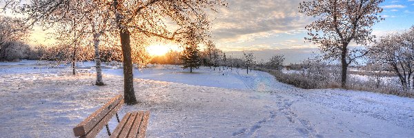 Zima, Ławka, Wschód słońca, Chmury, Drzewa