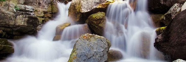 Stany Zjednoczone, Park Narodowy Glacier, Stan Montana, Wodospad Apikuni Falls, Skały