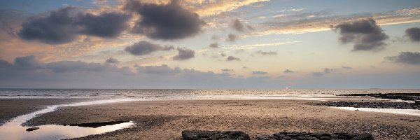 Plaża Dunraven Bay, Brzeg, Walia, Chmury, Kamienie