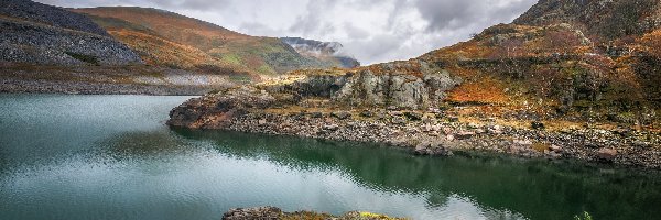 Skały, Jezioro Llyn Peris, Jesień, Roślinność, Park Narodowy Snowdonia, Walia