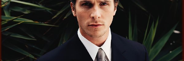 krawat, granatowa marynarka, Christian Bale