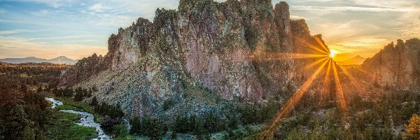 Promienie słońca, Park stanowy Smith Rock, Góry, Stan Oregon, Stany Zjednoczone, Rzeka Crooked River, Skały