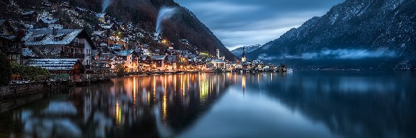 Austria, Góry Alpy Salzburskie, Miasteczko Hallstatt, Domy, Jezioro Hallstattersee