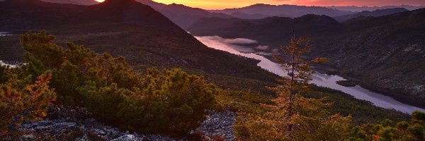 Drzewa, Jezioro Tantsuyushchikh Khariusov, Kołyma, Magadan, Rosja, Jesień, Zachód słońca, Góry Kołymskie, Wzgórza