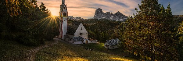 Drzewa, Tyrol, Góry Dolomity, Promienie słońca, Włochy, Kościół św. Jakuba