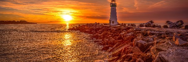 Stan Kalifornia, Latarnia morska Walton Lighthouse, Chmury, Wschód słońca, Santa Cruz, Stany Zjednoczone, Kamienie, Morze