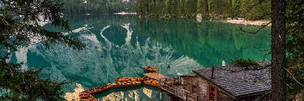 Góry, Jezioro Pragser Wildsee, Lasy, Łódki, Tyrol, Dolomity, Domek, Włochy