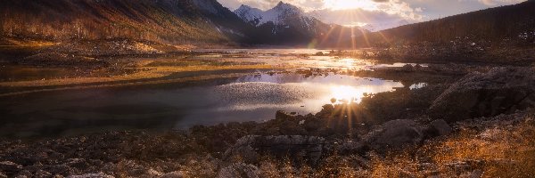 Kanada, Jezioro Medicine Lake, Park Narodowy Jasper, Wschód słońca Kanada, Góry