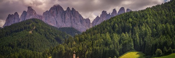 Dolomity, Dolina Val di Funes, Chmury, Drzewa, Kościół św. Jana, Góry, Las, Włochy