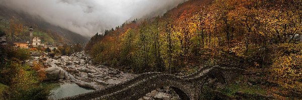 Most Ponte dei Salti, Szwajcaria, Las, Lavertezzo, Skały, Jesień, Rzeka Verzaska, Domy, Mgła, Dolina Verzaska, Drzewa