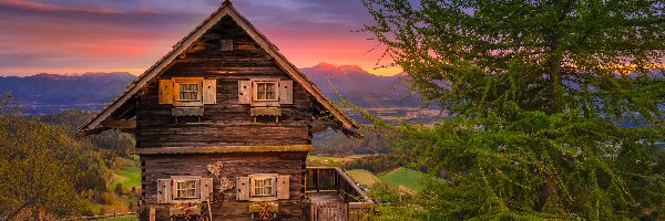 Pensjonat Gipfelhaus Magdalensberg Familie Skorianz Magdalensberg, Dom Troadkasten, Alpy Gurktalskie, Karyntia, Austria, Zachód słońca, Góry, Drewniany, Drzewa