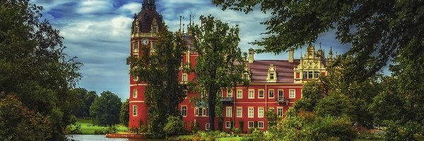 Rzeka Nysa Łużycka, Zamek Schloss Muskau, Mużaków, Drzewa, Saksonia, Niemcy