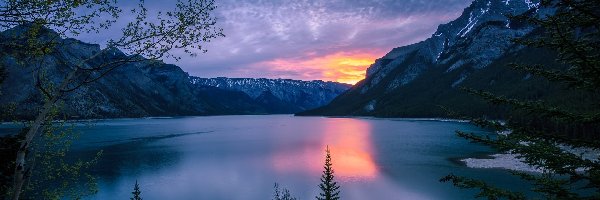 Kanada, Jezioro Minnewanka, Prowincja Alberta, Wschód Słońca, Góry