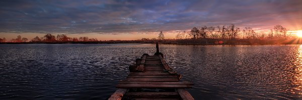 Słońce, Rzeka Dubna, Łotwa, Łatgalia, Drzewa, Niebo, Wieczór, Pomost
