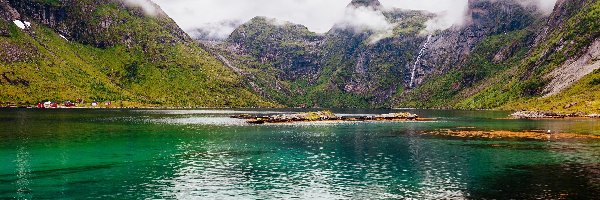 Jezioro, Wieś Sørvågenna, Okręg Nordland, Lofoty, Norwegia, Mgła, Wioska, Wyspa Moskenesøya, Góry