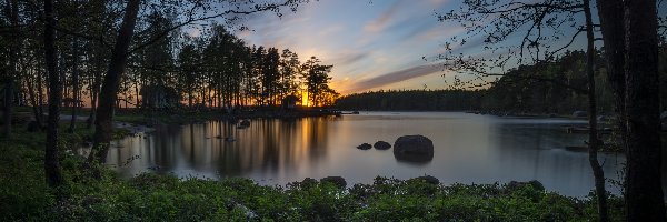 Finlandia, Wieś Niinilahti, Zachód słońca, Wieczór, Region Kymenlaakso, Drzewa, Domy, Jezioro Keitele