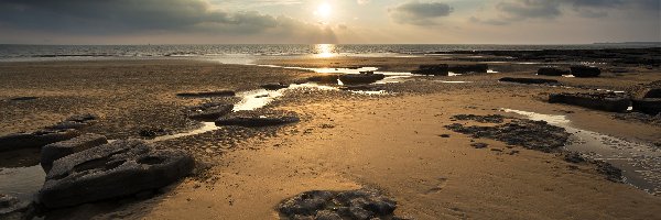 Chmury, Kamienie, Wschód Słońca, Plaża Dunraven Bay, Walia, Niebo, Morze