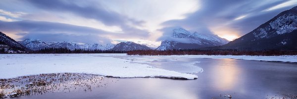 Wschód słońca, Jezioro Vermilion, Śnieg, Stan Minnesota, Stany Zjednoczone, Góry, Chmury