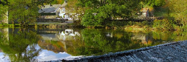 Dom, Rzeka River Brathay, Wieś Chapel Stile, Drzewa, Hrabstwo Kumbria, Anglia