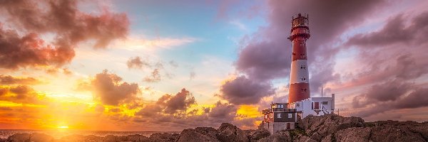 Chmury, Latarnia morska Eigerøy Lighthouse, Skały, Wyspa Midbrødøya, Norwegia, Zachód słońca, Morze