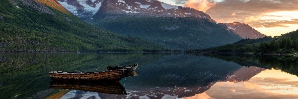 Jezioro, Park Innerdalen, Wschód słońca, Drzewa, Góry Trollheimen, Łódki, Lasy, Norwegia