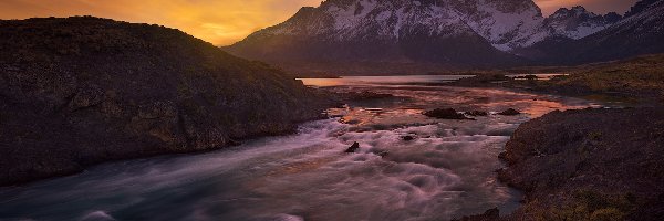 Ośnieżone, Patagonia, Park Narodowy Torres del Paine, Zachód słońca, Góry Torres del Paine, Szczyty, Rzeka Paine River, Chile