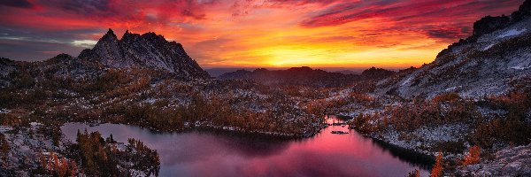 Góry, Rezerwat przyrody Alpine Lakes Wilderness, Jezioro Perfection Lake, Zachód słońca, Stan Waszyngton, Stany Zjednoczone