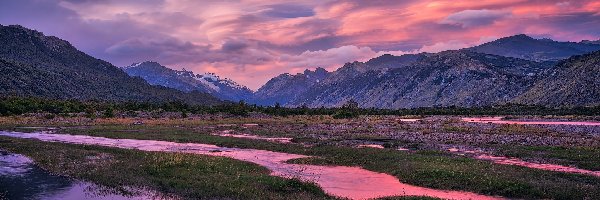 Rzeka, Góry, Rzeka Río de las Vueltas, Patagonia, Argentyna, Zachód słońca, Chmury, Zachód Słońca, Trawa