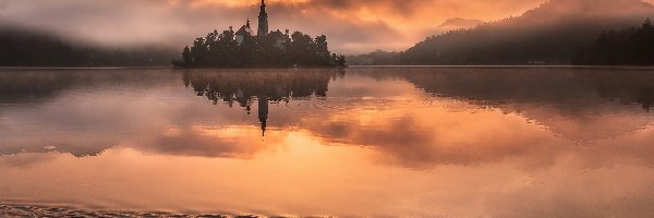 Kościół Zwiastowania Marii Panny, Jezioro Bled, Odbicie, Kaczki, Wyspa Blejski Otok, Góry Alpy Julijskie, Mgła, Słowenia